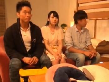 「めっちゃ出てる…」彼氏が寝ている間に友人に中出し寝取られされる彼女素人美少女盗撮のエロ動画