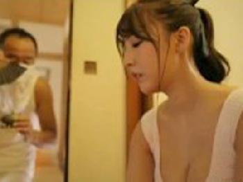 無防備に胸チラしてる息子の巨乳嫁に我慢ならない義理の父人妻近親相姦のエロ動画