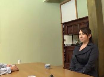 ムチムチデカパイの淫乱熟女妻が膣奥での生中出しで悶絶アクメ巨乳人妻のエロ動画