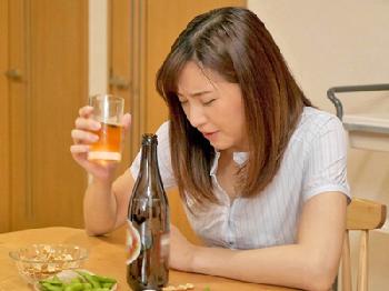 酒に酔った勢いで息子に手を出す不貞母親巨乳人妻近親相姦鈴木真夕のエロ動画