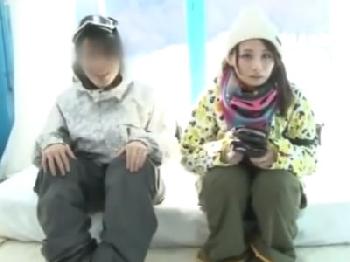 彼氏がすぐそばにいるのに快感に飲まれて中出しされてしまう素人美形お姉さんのエロ動画