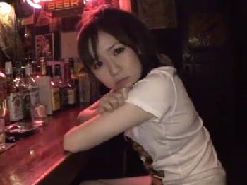 「ちょっとダメッ!」バーテンダーギャルを店内でヤリ倒すお姉さん露出のエロ動画