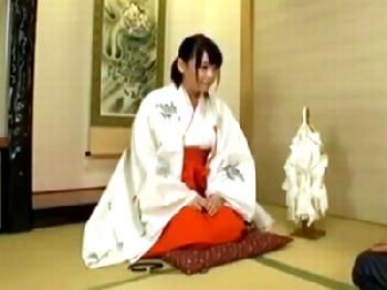『早く脱ぎなさいよ!』性格のきつい巫女さんにもてあそばれるお姉さんコスプレ中出しのエロ動画