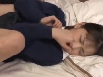 女子校生先輩に頼み込んで童貞卒業中出し性交成功!素人美少女のエロ動画