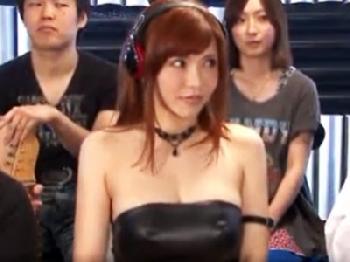 スマホで命令したことが現実に！巨乳アイドルを否応なく操作して性欲処理ペット化Wお姉さん顔射レイプ露出のエロ動画