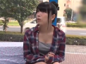 ガチチェリーボーイに懇願されて渋々筆おろし了承→中出し暴発に激おこ素人娘!巨乳美少女童貞のエロ動画