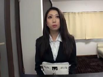 媚薬盛られた素人娘がマジックミラー号でマッサージ中に発情→顔面射精パコ展開!美少女顔射ナンパのエロ動画
