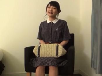 夜の銀座で捕まえた素人ミニ系娘をホテル連れ込みパコ→無許可で中出しキメる冷酷男美少女ロリナンパのエロ動画