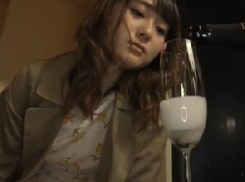 美人奥様とシャンパンを飲みながらドロドロ性交→夫の事なんて1ミリも思っていない奥様と顔面射精ハメ撮り巨乳素人人妻顔射のエロ動...