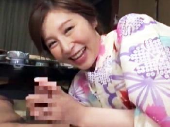 『まだ寝ちゃダメだよ？』大好きな親戚のおばさんさんと温泉旅行で中出し近視パコ巨乳人妻近親相姦のエロ動画