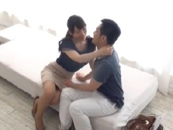 歳の差14歳差！震えるDTくんを優しく包みながら筆おろしするエロ奥様巨乳素人人妻童貞のエロ動画