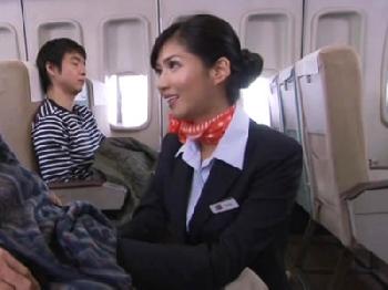 「私にぃ…濃い子種下さい…」ヘンタイCAによるフライト前サービスで精液噴射お姉さん痴女フェラ手コキのエロ動画