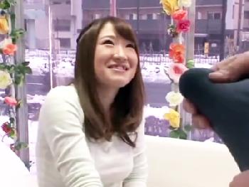 「こんなの入らないってW」意外とすんなりマンコ挿入出来たのでそのまま鬼ハメW巨乳素人美少女痴女顔射ハメ撮りナンパのエロ動画