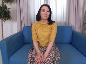 長年ご無沙汰な熟女妻が勃起男根を嬉しそうにフェラチオチオ抜き人妻のエロ動画