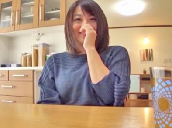 「絶対内緒だよ？」甥っ子に迫られて流されちゃうビックおっぱい妻巨乳人妻近親相姦のエロ動画