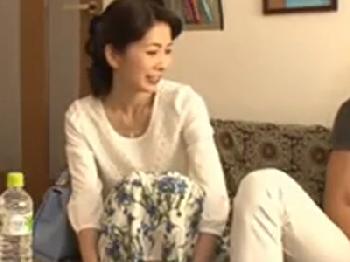 年齢差ダブルスコア寸前のナンパ師のペニ棒受け入れた素人主婦人妻熟女中出しのエロ動画