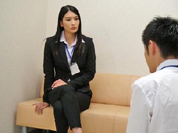 パンツスーツが似合うOLが社内で禁断FUCK!!お姉さん本庄鈴のエロ動画