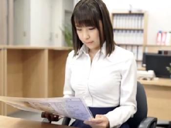 『バスト気になるの?…』美デカパイお姉さんがノースリーブ着衣のままパイズリ抜き巨乳OLのエロ動画