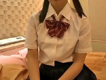 ガチ女子校生にエッチな格好をさせみんなで仲良く輪姦して中出し美少女乱交のエロ動画