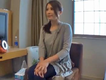 清潔感のある雰囲気の美形奥様がイケメンイチモツに性的興奮→ガチパコ開始で精液顔面射精フィニッシュ素人人妻顔射のエロ動画