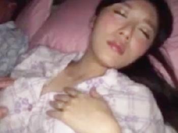 兄の嫁の巨大オッパイが魅力的すぎて夜這い中出しキメる義弟巨乳人妻近親相姦のエロ動画