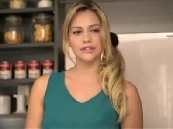 ハリウッド女優のように美しい金髪妻と中出しハーフ作り巨乳お姉さんのエロ動画