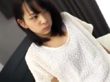 嫌がる黒髪美形少女を強引に押し倒して着衣のままハメ撮り決行美少女顔射のエロ動画