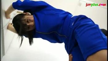 ミニ系カワ女子校生の縞パン尻コキで精液ぶっかけ!美少女ロリハメ撮りのエロ動画