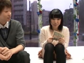 『ぇ…でも友人だし…』何だかんだ言いつつもお金の誘惑に負けて友人とハメる素人娘お姉さんのエロ動画