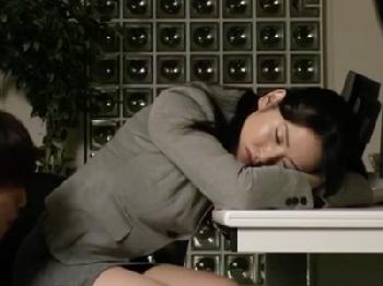 オフィスで仮眠中の美人OLを凌辱→その場の勢いで生中出し!巨乳お姉さんレイプのエロ動画