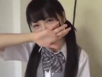 笑顔が可愛い美形少女女子校生と生ズボ→膣中に濃い精液大量中出し!素人美少女ロリハメ撮りのエロ動画