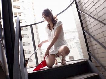 いつもノーブラ＆パンチラ！窓全開でオナニーしてる淫乱奥様に発情止められず寝取られパコ痴女人妻森沢かなのエロ動画