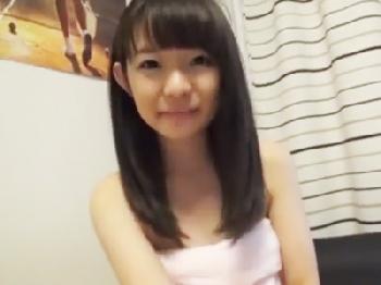 ベッドの上でバスト揉みながらおマンコ弄りする童顔ミニ系美形少女に生チンぶち込み無許可中出し素人美少女ロリハメ撮りオナニーのエ...