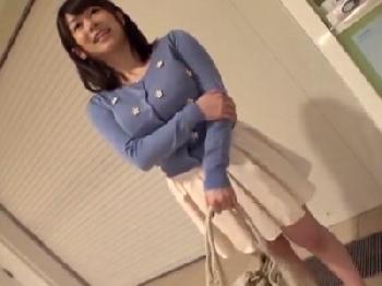 『すごい太い‥』緊張してると言いつつ巨チンにメロメロで奉仕する美巨乳素人お姉さん痴女顔射ハメ撮りのエロ動画