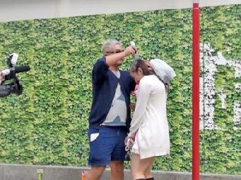 地下アイドルがCD売れなかった反省として剃毛プレイ巨乳素人お姉さんのエロ動画