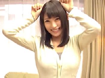 素股だけのはずが擦れるペニスに猛烈興奮して中出しSEXしちゃう女子大生素人美少女ナンパのエロ動画