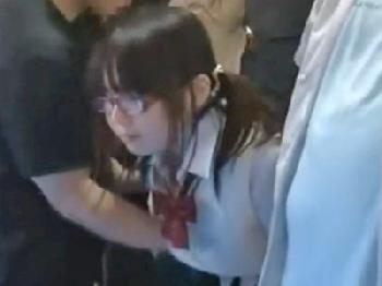 無慈悲!通学バスの中で痴漢男に中出し婦女暴行される女子校生巨乳素人めがねレイプのエロ動画