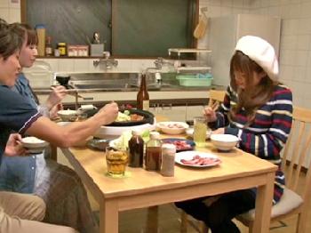 同棲中に泊まりに来た彼女の妹とヤッちゃう彼氏巨乳美少女ギャルのエロ動画
