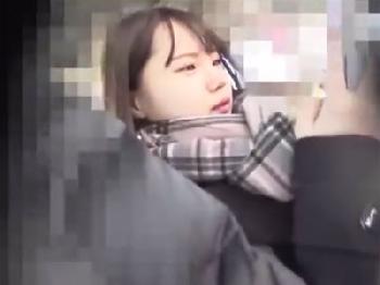 イマドキの雰囲気の美形少女女子校生が電車内で膣奥に生中出しされ涙目美少女レイプ痴漢のエロ動画