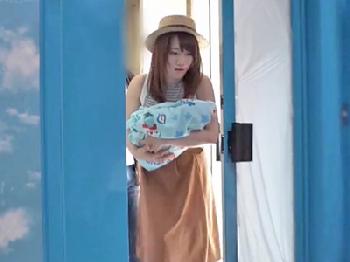 子供を抱えてマジックミラー号に乗車したマダムがご無沙汰巨大ペニスに魅了されて不貞交尾巨乳素人人妻のエロ動画