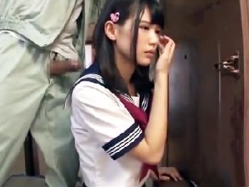 大工のオジサンにレイプされる美形少女幼顔女子校生→極太イチモツぶち込まれ生中出し美少女顔射のエロ動画