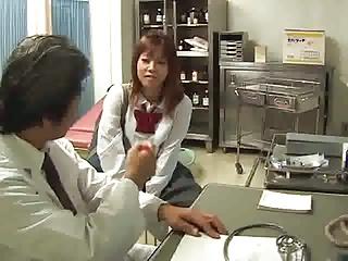 妊娠して中絶費用が払えない女子校生が産婦人科の医者に体で交渉した結果素人中出しフェラ盗撮のエロ動画