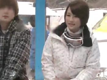 『すごぃ何ここ』マジックミラー号にテンション上がった素人娘が男友人ンコで激イキハメ撮りナンパのエロ動画