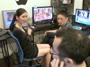 アダルトビデオ制作裏方のモザイク担当のOLに撮影の媚薬使ってオフィスパコ素人お姉さんのエロ動画