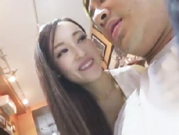 「もうカッチカチじゃないですかぁW」隙きを見てお客の巨根を手コキして口内射精させる痴女美容師お姉さんフェラのエロ動画