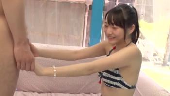 『もうイっちゃいそうなの？』水着姿の素人娘がマジックミラー号でSEXを知らない男くんを筆おろし！巨乳美少女童貞ナンパのエロ動...