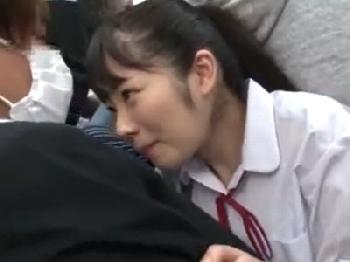 電車に乗ってきた女子校生→痴漢冤罪かと思ったら自分からチューしてくる痴女だった素人美少女レイプのエロ動画