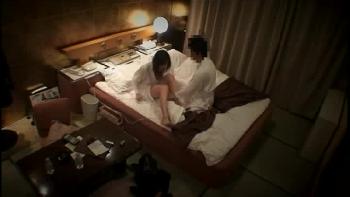 素人浮気カップルのリアル性行為を隠しカメラで隠し撮り!巨乳人妻盗撮のエロ動画