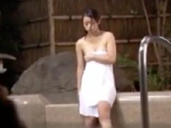 『ちょ…ダメッ!』男女混浴温泉で男性客に中出しされまくりなビックおっぱい娘巨乳お姉さん盗撮のエロ動画
