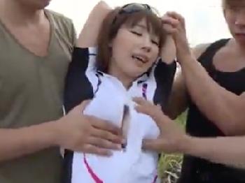 サイクリング中だったきれいなお姉さんを人通りのない道で輪姦レイプ巨乳乱交あやみ旬果のエロ動画